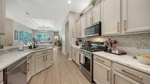 Kitchen - 12554 Cara Cara Loop, Bradenton, FL 34212 photo 5 of 6
