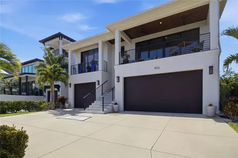 Exterior - 1912 Riverside Dr E, Bradenton, FL 34208 photo 2 of 15