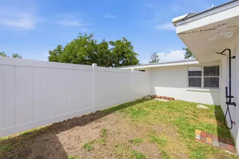 Exterior - 301 28th St W, Bradenton, FL 34205 photo 7 of 8