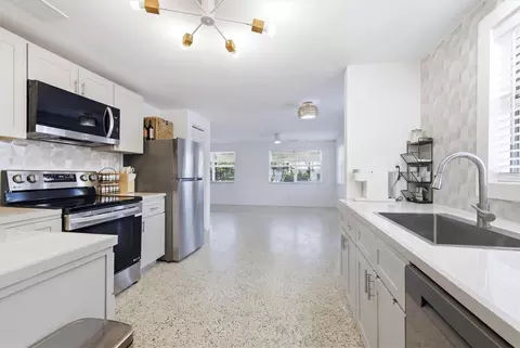 Kitchen - 301 28th St W, Bradenton, FL 34205 photo 7 of 10