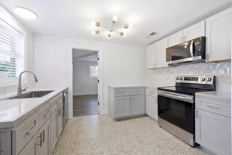Kitchen - 301 28th St W, Bradenton, FL 34205 photo 5 of 10
