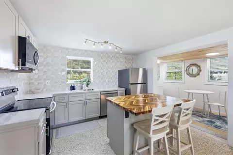 Kitchen - 301 28th St W, Bradenton, FL 34205 photo 4 of 10
