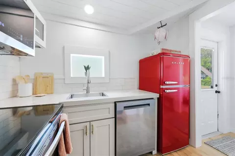 Kitchen - 301 28th St W, Bradenton, FL 34205 photo 10 of 10