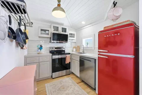 Kitchen - 301 28th St W, Bradenton, FL 34205 photo 8 of 10