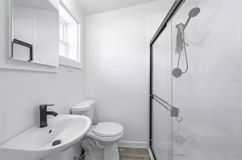 Bath - 301 28th St W, Bradenton, FL 34205 photo 2 of 5