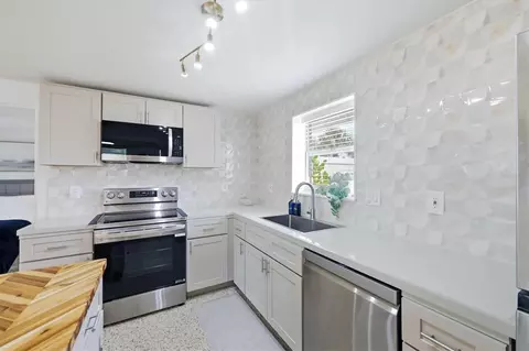 Kitchen - 301 28th St W, Bradenton, FL 34205 photo 3 of 10