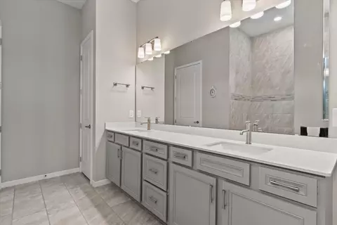 Bath - 8510 Coastal Palms Gln, Parrish, FL 34219 photo 2 of 5
