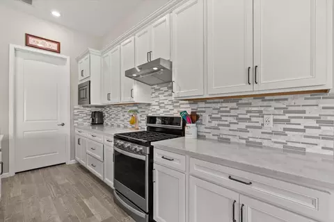 Kitchen - 8510 Coastal Palms Gln, Parrish, FL 34219 photo 5 of 6