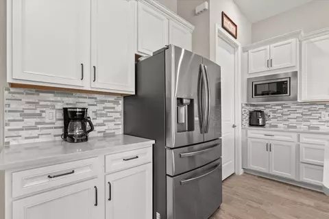Kitchen - 8510 Coastal Palms Gln, Parrish, FL 34219 photo 6 of 6