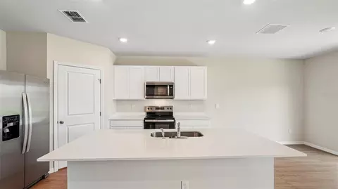 Kitchen - 10923 Rabbit Grove Trl, Parrish, FL 34219 photo 2 of 4