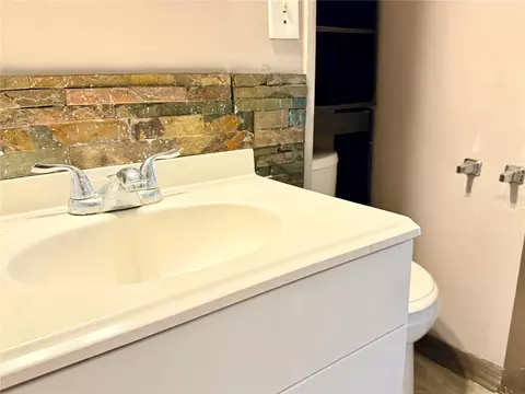 Bath - 3124 9th St E, Bradenton, FL 34208 photo 2 of 3