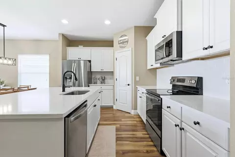 Kitchen - 1307 Thornbury Dr, Parrish, FL 34219 photo 3 of 4