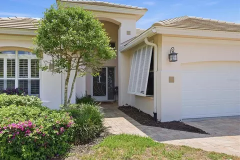 Exterior - 8025 Hampton Ct, University Park, FL 34201 photo 2 of 7