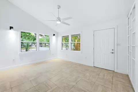 Living - 902 37th St W, Bradenton, FL 34205 photo 1 of 4