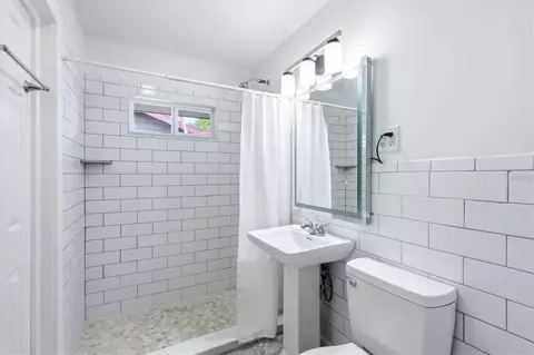 Bath - 902 37th St W, Bradenton, FL 34205 photo 1 of 2
