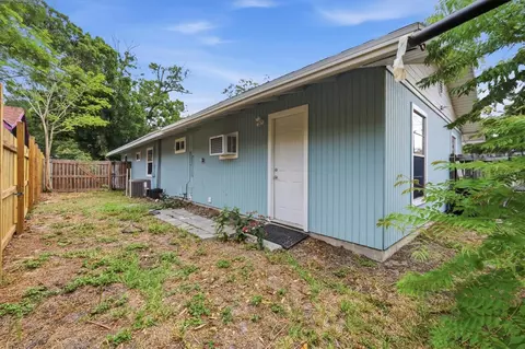 Exterior - 902 37th St W, Bradenton, FL 34205 photo 4 of 6
