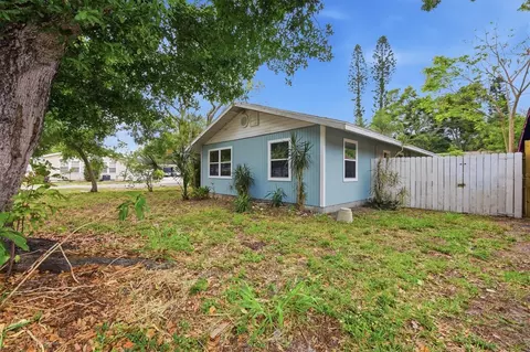 Exterior - 902 37th St W, Bradenton, FL 34205 photo 5 of 6