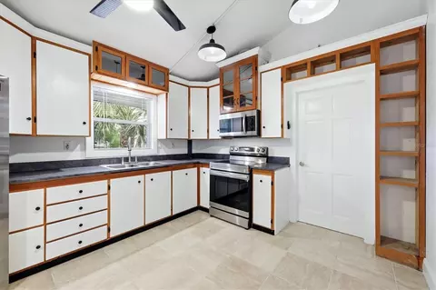 Kitchen - 902 37th St W, Bradenton, FL 34205 photo 2 of 3