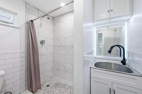 Bath - 902 37th St W, Bradenton, FL 34205 photo 2 of 2