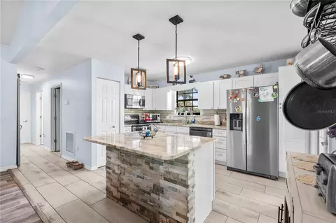 Kitchen - 5925 Spencer Parrish Rd, Parrish, FL 34219 photo 1 of 2