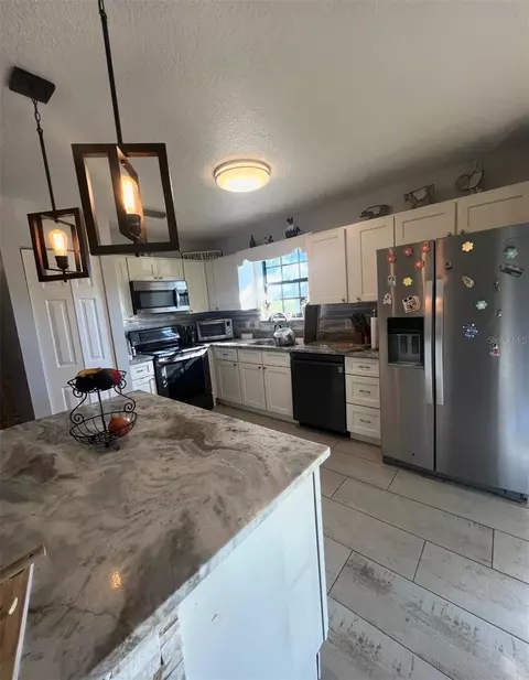 Kitchen - 5925 Spencer Parrish Rd, Parrish, FL 34219 photo 5 of 6