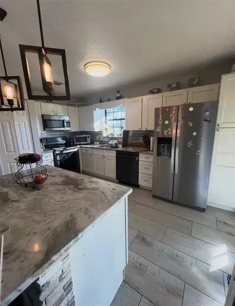 Kitchen - 5925 Spencer Parrish Rd, Parrish, FL 34219 photo 6 of 6