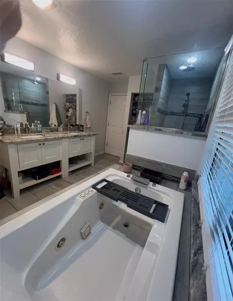 Bath - 5925 Spencer Parrish Rd, Parrish, FL 34219 photo 1 of 5
