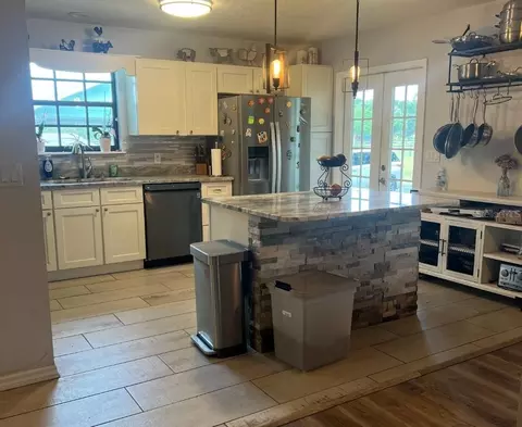 Kitchen - 5925 Spencer Parrish Rd, Parrish, FL 34219 photo 2 of 6
