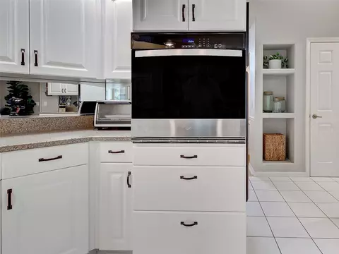 Kitchen - 1303 E Gate Dr, Venice, FL 34285 photo 4 of 9