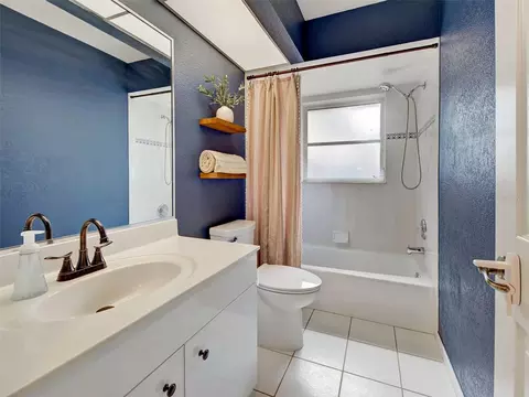Bath - 1303 E Gate Dr, Venice, FL 34285 photo 5 of 5