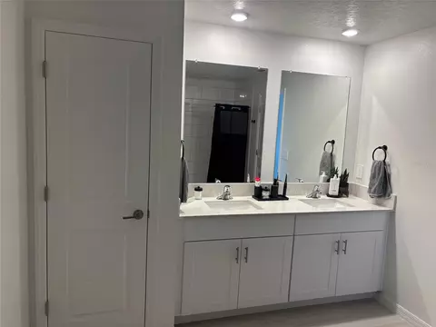 Bath - 8823 Sunset Park Trl, Parrish, FL 34219 photo 3 of 4