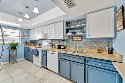 Kitchen - 4835 Independence Dr, Bradenton, FL 34210 photo 2 of 4