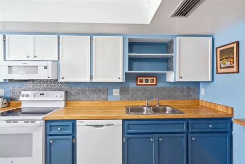 Kitchen - 4835 Independence Dr, Bradenton, FL 34210 photo 2 of 3