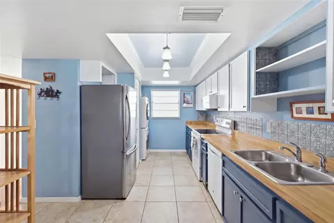 Kitchen - 4835 Independence Dr, Bradenton, FL 34210 photo 1 of 3