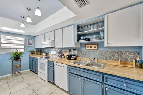 Kitchen - 4835 Independence Dr, Bradenton, FL 34210 photo 3 of 4