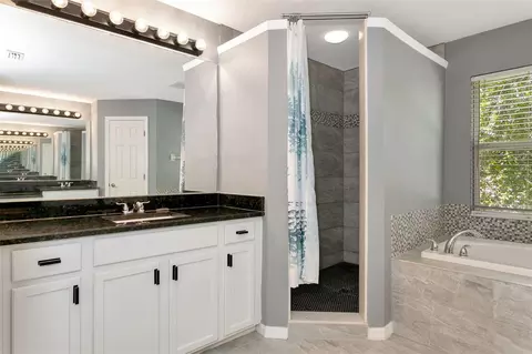 Bath - 3010 42nd Ave E, Bradenton, FL 34208 photo 3 of 4