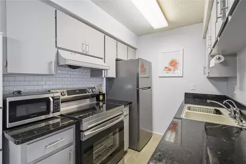 Kitchen - 2715 72nd Street Ct W, Bradenton, FL 34209 photo 2 of 5