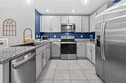 Kitchen - 10113 Charlotte Dr, Parrish, FL 34219 photo 2 of 2