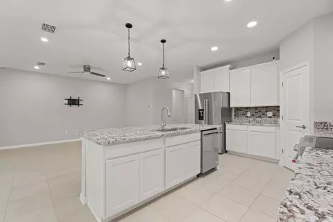 Kitchen - 12423 Nantahala Run, Parrish, FL 34219 photo 4 of 4