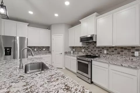 Kitchen - 12423 Nantahala Run, Parrish, FL 34219 photo 2 of 4