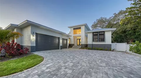 1537 Siesta Dr, Sarasota, FL 34239