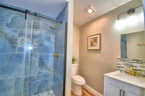Bath - 3553 Center Cir, Largo, FL 33774 photo 5 of 11