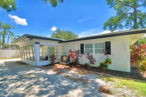 Exterior - 3553 Center Cir, Largo, FL 33774 photo 8 of 13