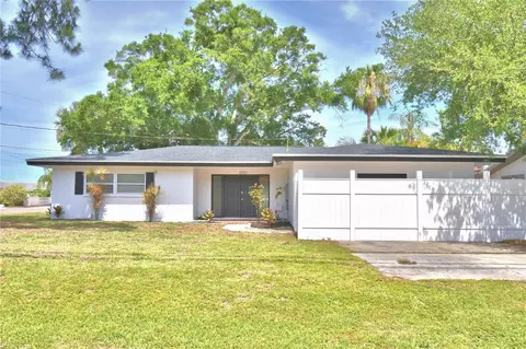 Exterior - 3553 Center Cir, Largo, FL 33774 photo 2 of 13