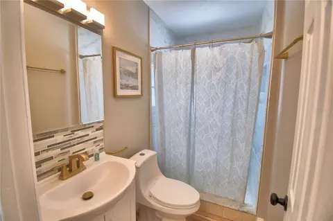 Bath - 3553 Center Cir, Largo, FL 33774 photo 1 of 11