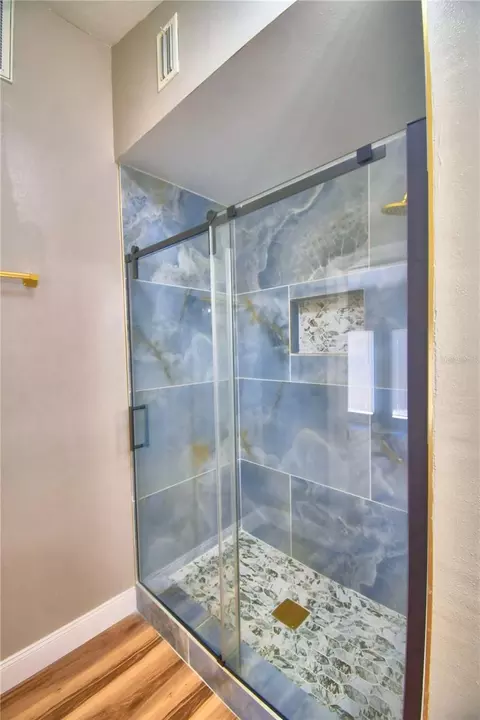 Bath - 3553 Center Cir, Largo, FL 33774 photo 7 of 11