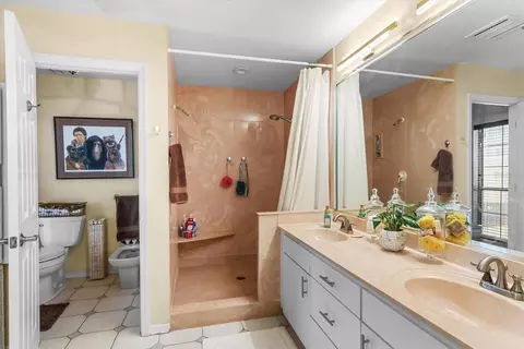 Bath - 204 Windward Dr, Osprey, FL 34229 photo 2 of 3
