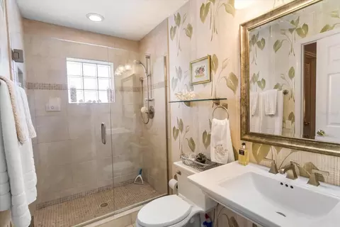 Bath - 204 Windward Dr, Osprey, FL 34229 photo 3 of 3