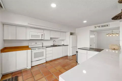 Kitchen - 754 Pine Run Dr #754, Osprey, FL 34229 photo 3 of 6