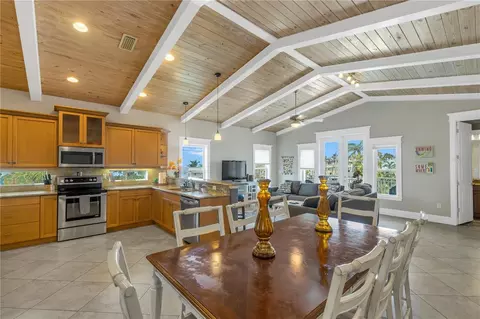 Dining - 105 4th St S, Bradenton Beach, FL 34217 photo 5 of 7